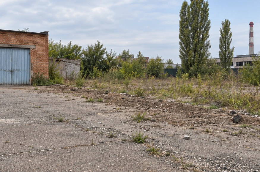 Гладкие бетонные панели на отдельных опорах. Участок до установки ограждения. Периметр мастерской. Визуализация.